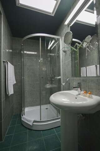 Отель Hotel Kerber Подгорица Стандартный двухместный номер с 1 кроватью или 2 отдельными кроватями-4